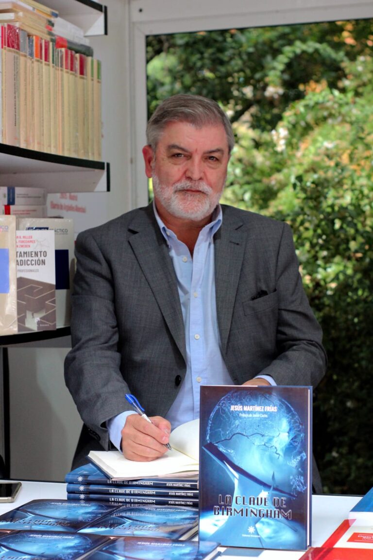 Nuestro compañero Jesus Martínez Frías ha estado firmando el libro «La clave de Birmingham» en la Feria del Libro de Madrid