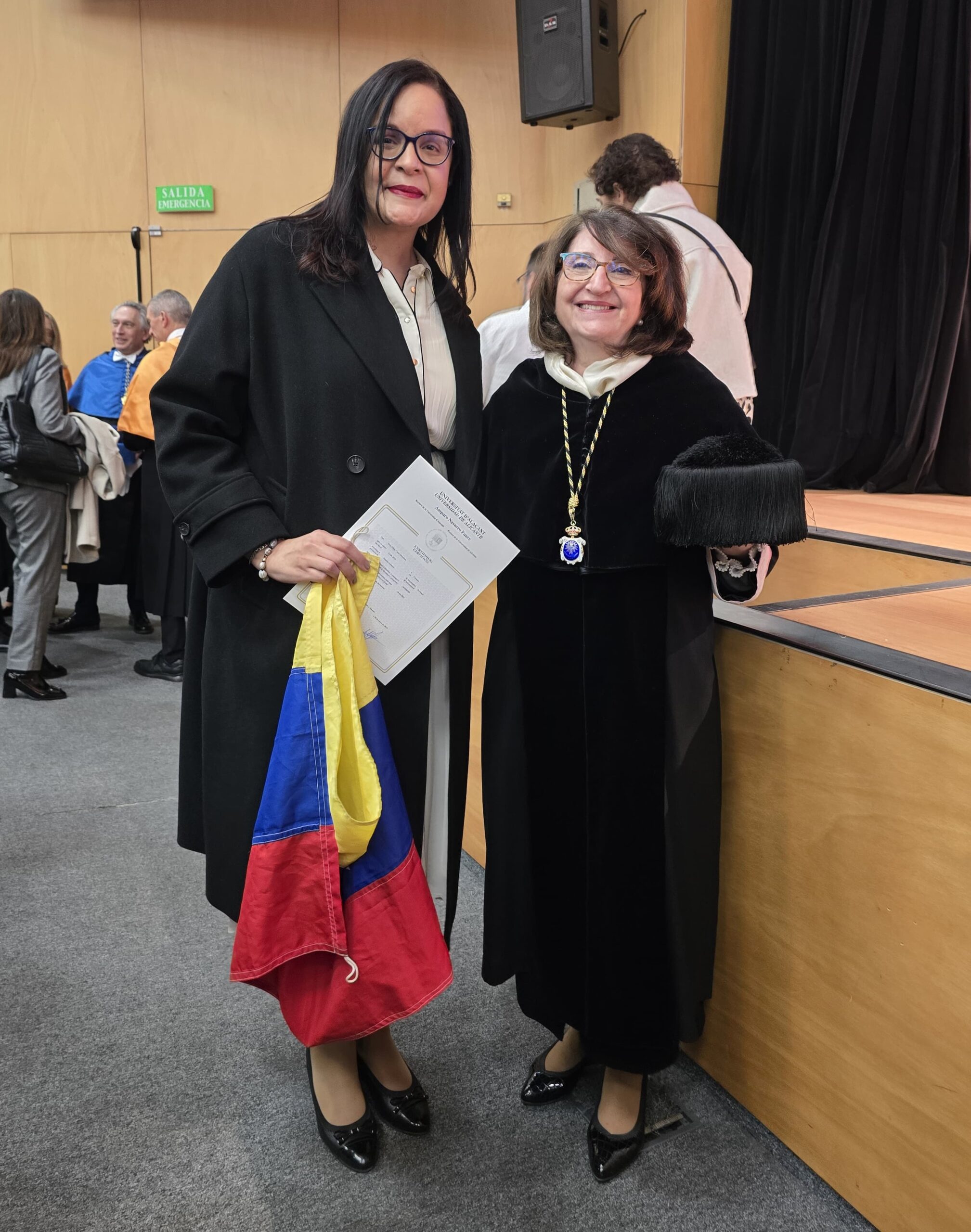 Nora Cueto con la Mgfca. Sra. Rectora de la Universidad de Alicante, la Dra. Amparo Navarro Faure. Foto cortesía de la Universidad de Alicante